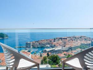 Apartments Isabora - Comfort Three-Bedroom Apartment with Balcony and Sea View Second Floor