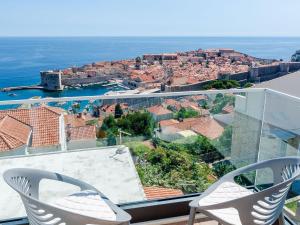 Apartments Isabora - Comfort Three-Bedroom Apartment with Balcony and Sea View Second Floor