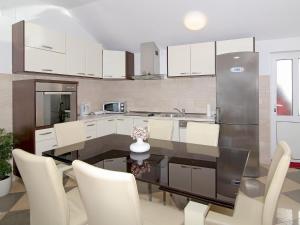 Apartments Isabora - Comfort Three-Bedroom Apartment with Balcony and Sea View Second Floor