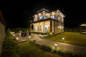 Alaya Stays 3 BHK with Lush Garden & Gazebo - Avasa - 比姆塔尔