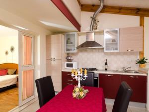 Apartments Villa Bell Memories- Two Bedroom Apartment with Shared Terrace and Sea View A5