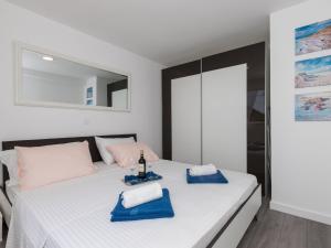 Apartment Semi - One Bedroom Apartment with Terrace and Sea View