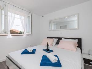 Apartment Semi - One Bedroom Apartment with Terrace and Sea View