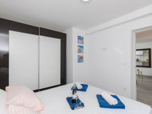 Apartment Semi - One Bedroom Apartment with Terrace and Sea View