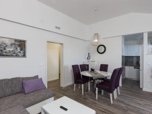 Apartment H&D - Two Bedroom Apartment with Balcony and Sea View