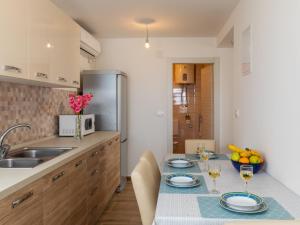 Apartment Nike - Two-Bedroom Apartment with Terrace