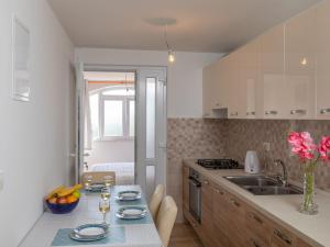 Apartment Nike - Two-Bedroom Apartment with Terrace