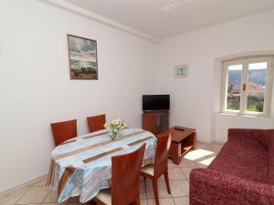 Apartment Lepur Slano - Two-Bedroom Apartment with Terrace