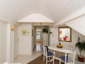 Apartment Emma - Two Bedroom Apartment with Balcony and Sea View