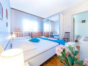 Holiday Home Lido - Three Bedroom Holiday House with Terrace