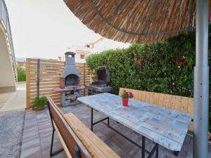 Apartments Vujina - Comfort Studio Apartment with Terrace 3 Luka