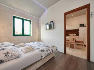 Apartments Vujina - Comfort Studio Apartment with Terrace 3 Luka