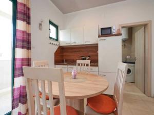 Apartments Vujina - Comfort Studio Apartment with Terrace 3 Luka