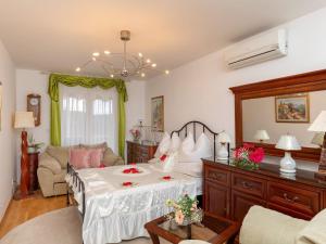 Apartment Viva la Vita - Two-Bedroom Apartment with Shared Pool