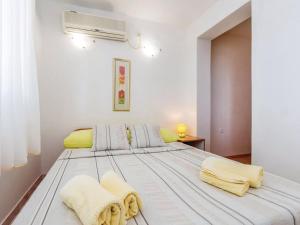 Apartments Paola - Studio Apartment with Terrace and Sea View