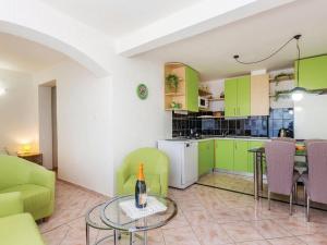 Apartments Paola - Studio Apartment with Terrace and Sea View