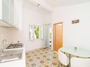 Apartments & Rooms Bari i -Comfort One Bedroom Apartment with Balcony and Garden View Apt Preko-5