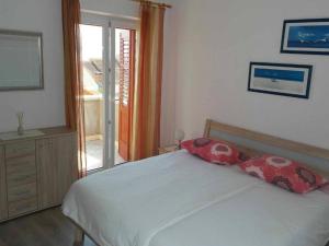 Apartment Ra i - Two-bedroom Apartment with Balcony and Sea View