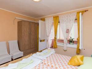 Apartment Lolo - Two Bedroom Apartment with Loggia and Street View