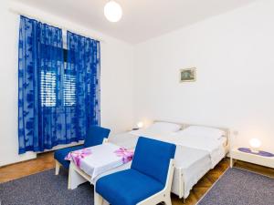 Apartment Lucy - Two Bedroom Apartment with Terrace and City View Gustin