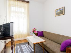 Apartment Lucy - Two Bedroom Apartment with Terrace and City View Gustin