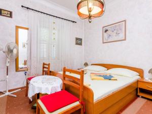 Guest House Ivana -Two Bedroom Apartment with Garden