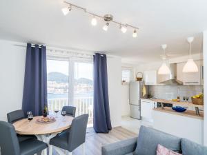 Apartment Cvjetkovi - Two Bedroom Apartment with Terrace and Sea View