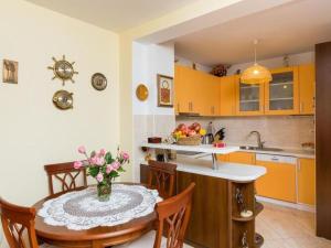 Apartment Jele - Two Bedroom Apartment with Balcony and Garden View