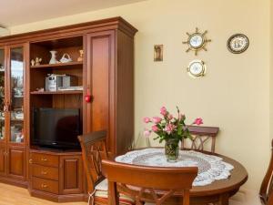 Apartment Jele - Two Bedroom Apartment with Balcony and Garden View