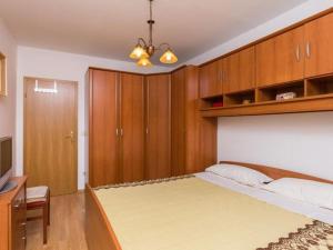 Apartment Jele - Two Bedroom Apartment with Balcony and Garden View