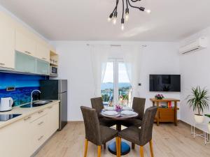 Apartments Knego - Comfort One Bedroom Apartment with Balcony and Sea View