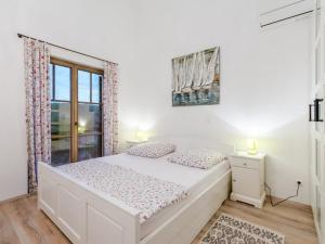 Apartments Villa Kameja - Two Bedroom Apartment with Terrace and Sea View Crni
