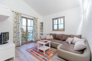 Apartments Villa Kameja - Two Bedroom Apartment with Terrace and Sea View Crni - 4hvězdičkové hotely ve městě Okrug Donji