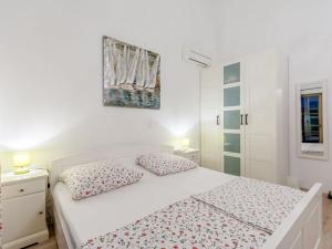 Apartments Villa Kameja - Two Bedroom Apartment with Terrace and Sea View Crni