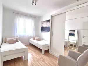 Apartment Lana - Two Bedroom Apartment with Terrace and Sea View