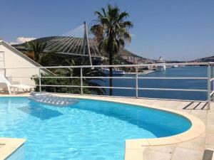 Apartments Lozica - Comfort Studio Apartment with Terrace and Sea View