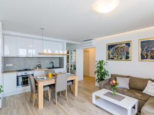 Apartments Lazarin - Two Bedroom Apartment with Balcony and Sea View 1 Veliki