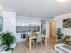 Apartments Lazarin - Two Bedroom Apartment with Balcony and Sea View 1 Veliki