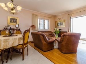 Apartment Paco - Three-Bedroom Apartment with Balcony and Sea View