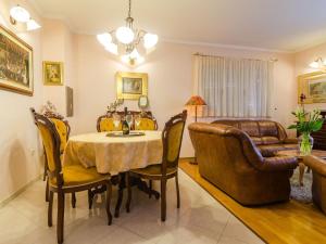 Apartment Paco - Three-Bedroom Apartment with Balcony and Sea View