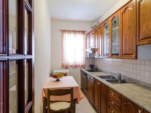 Apartment Paco - Three-Bedroom Apartment with Balcony and Sea View