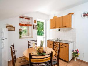 Apartments & Rooms Mara & Petrunjela - One Bedroom Apartment with Balcony and Sea View