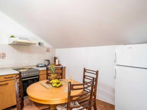 Apartments & Rooms Mara & Petrunjela - One Bedroom Apartment with Balcony and Sea View