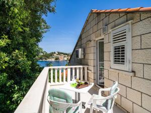 Apartments & Rooms Mara & Petrunjela - One Bedroom Apartment with Balcony and Sea View