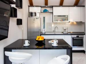 Mali Skoj Apartment - Two-Bedroom Apartment with Sea View