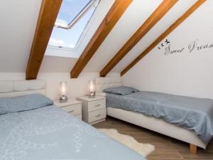 Mali Skoj Apartment - Two-Bedroom Apartment with Sea View