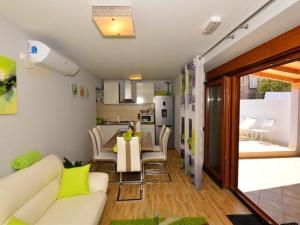 Holiday Home Belmondo- Three Bedroom Home with Terrace and Private Pool A6