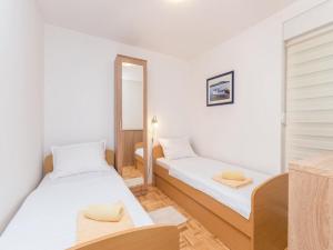 Apartments Lilly - Two Bedroom Apartment with Terrace and Sea View