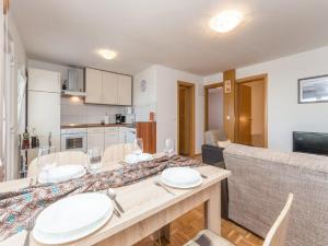 Apartments Lilly - Two Bedroom Apartment with Terrace and Sea View