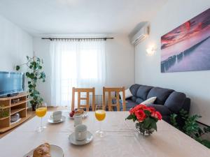 Apartment Lena - Three-Bedroom Apartment with Balcony and Sea View